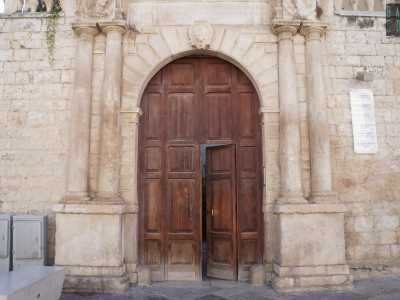 Quest�ultimo � introdotto da due coppie di colonne dorico-romane sormontate dai profili dei capostipiti delle due famiglie proprietarie
